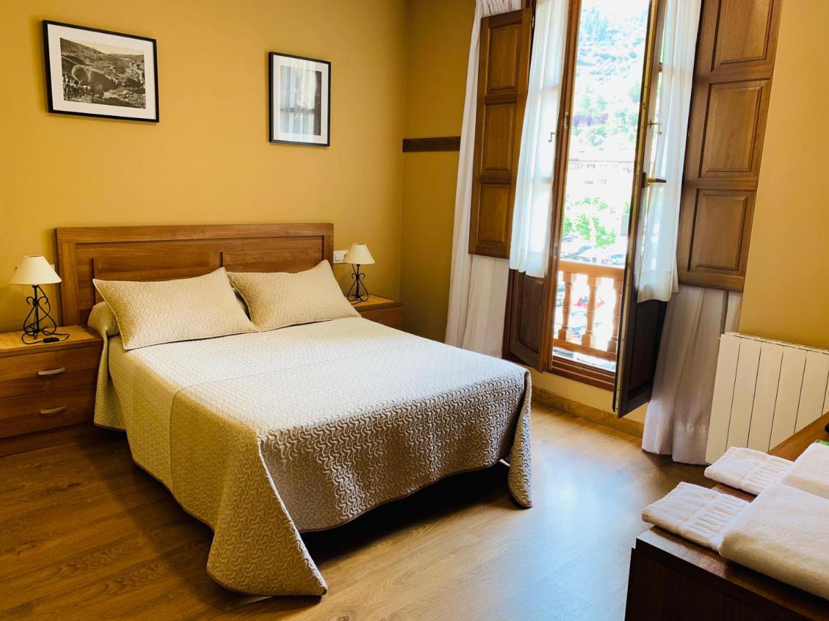 Hotel Hostal La Serna Potes Esterno foto