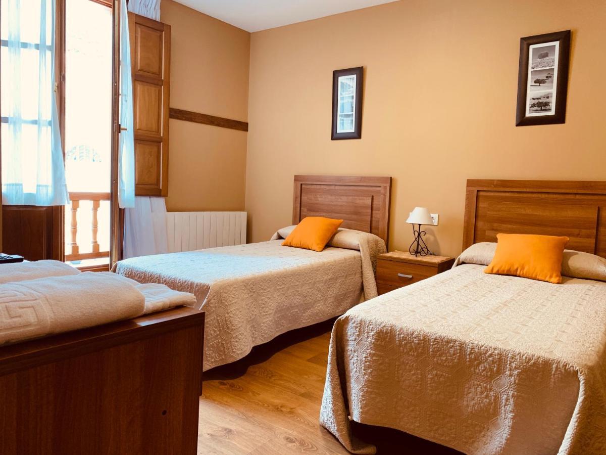Hotel Hostal La Serna Potes Esterno foto